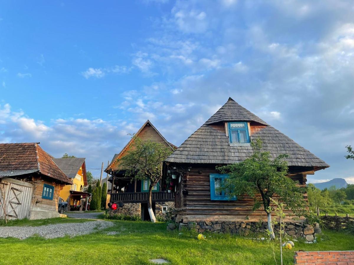 Complex Traditional Casuta Bunicilor-Breb Стая снимка
